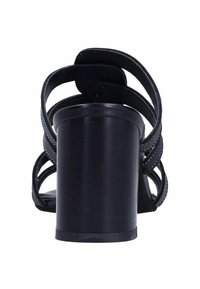 Sandale noire à talon avec un design à dos ouvert, plusieurs brides croisées et un talon épais avec une texture lisse et des coutures contrastantes.