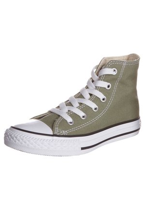 BASKET en toile kaki montante, avec embout en caoutchouc blanc, lacets blancs et semelle blanche avec bandes noires.