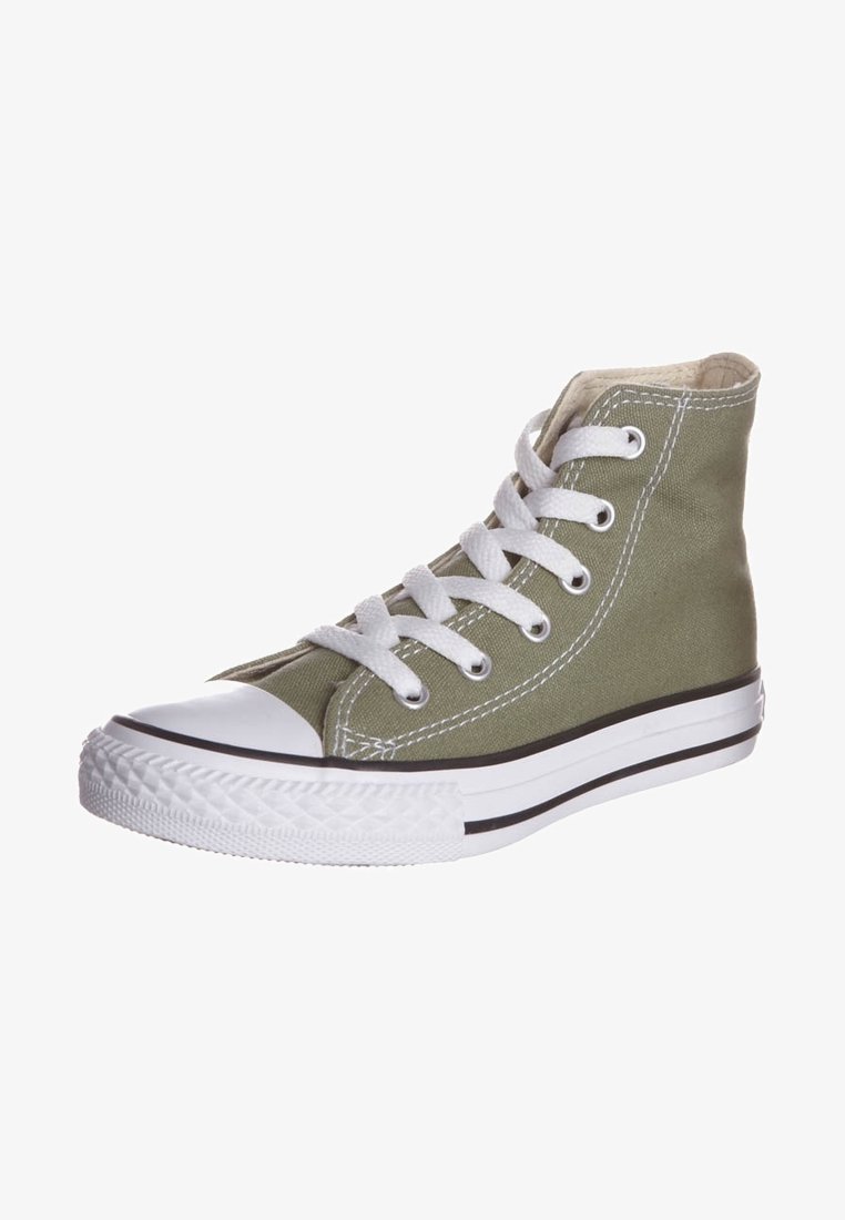BASKET en toile kaki montante, avec embout en caoutchouc blanc, lacets blancs et semelle blanche avec bandes noires.
