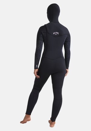 - Kostium kąpielowy