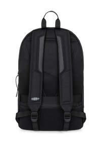 Czarny plecak Eastpak z wyściełanym siateczkowym tyłem, regulowanymi szelkami i uchwytem na górze, pokazany od tyłu.