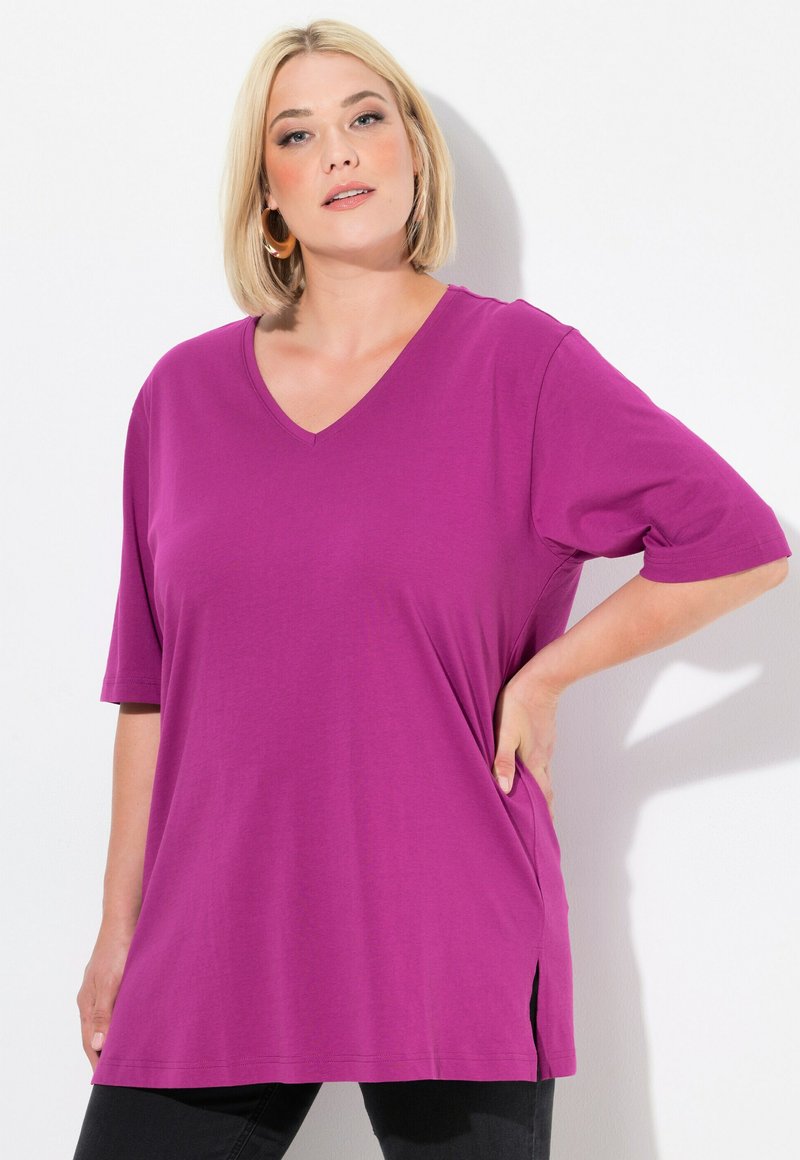 Ulla Popken ULLA POPKEN WOMEN'S PLUS SIZE RELAXED FIT V-NECK TEE 515283 - Basic T-shirt - berry