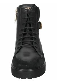 Svart ankelboot i läder och mocka, med snörning framtill, guldfärgad hårdvara och en tjock svart plattformssula.