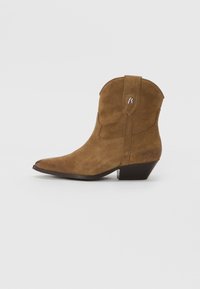Botte de cowboy en daim marron avec un bout pointu, un talon empilé court et des coutures décoratives sur le côté. Équipée d'anses pour un enfilage facile.