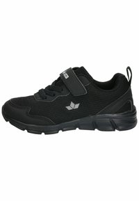 Chaussure de sport noire en tissu en maille, semelle en caoutchouc, sangle ajustable et lacets. Comprend un logo sur le côté et un col rembourré.