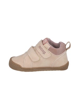 Zapatos de ante beige con un diseño de bajo corte, que cuentan con dos correas de Velcro y una suela de goma marrón; incluye un lazo en el talón.
