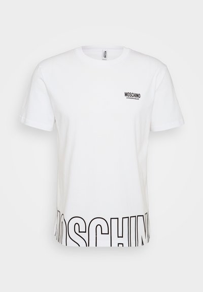 Balta medvilnė marškinėliai su trumpomis rankovėmis, apykakle ir ryškiu juodu "MOSCHINO" logotipu, spausdintu per apačią.