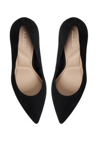Escarpins noirs en daim à bout pointu avec un intérieur lisse et une semelle profilée. Présente un design minimaliste sans matériel ou accents visibles.