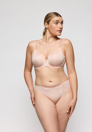 Set van beha en slip in lichtroze, gemaakt van zachte stof. De beha heeft een gladde afwerking, beugelondersteuning en verstelbare bandjes. De slip heeft een eenvoudige snit.