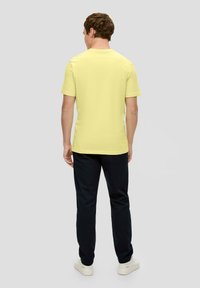 s.Oliver MIT FRONT - T-shirt print - helles zitrone
