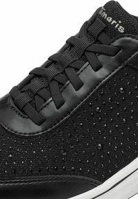 Svart sneaker med strukturerad tyg som har små svarta kristaller. Den har ett slätt läderpanel och platta svarta snören. Vit sula.