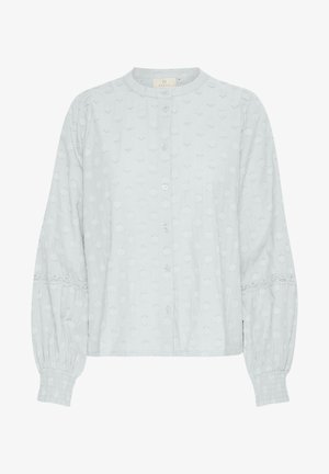 Világoskék, hosszú ujjú blúz, texturált virágmintával, kerek nyakkivágással, elöl gombos záródással és csipkével díszített, redőzött mandzsettákkal.