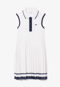 Robe plissée blanche avec des accents bleu marine, sans manches, col polo et patte de boutonnage à trois boutons. Logo Lacoste en vert sur la poitrine.