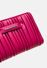 KARL LAGERFELD MEDIUM KUSHION ZIP - Denarnica - persian red