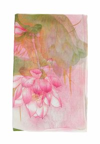 Sciarpa traslucida con una fior di loto rosa e foglie verdi, caratterizzata da una texture morbida e una stampa in stile acquerello su uno sfondo pastello.