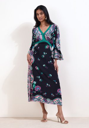 Love & Roses, PETITE FIT - FLUTED SLEEVE MIDI DRESS . - Päevakleit - black paisley print