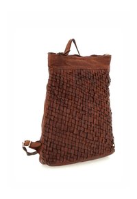Zaino in pelle marrone con texture intrecciata, dotato di manico superiore, tracolla regolabile e chiusura con zip. Finitura liscia con accenti sottili.