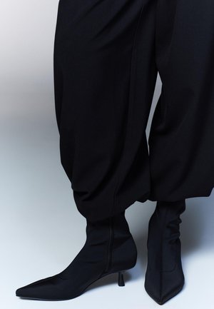 Stradivarius Kotníkové boty - black