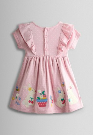 Roosa kleit volangiliste varrukatega, täpiline ning tikanditega jänesed, kes hoiavad maasikaid ja lilli. Nööpidega tagaosas.