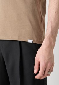 Les Deux ENCORE T-SHIRT - T-shirt print - walnut/white