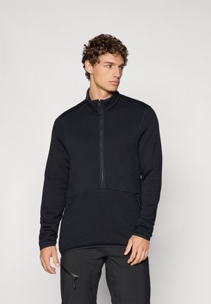 Zwarte fleece pullover met een hoge kraag, een halve ritssluiting aan de voorkant en twee zijzakken met rits. Heeft contrasterende stiksels en een zachte textuur.