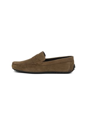 Brauner Herren-Loafer aus Wildleder mit Mokassinnaht und schwarzer Gummisohle, im Seitenprofil vor weißem Hintergrund dargestellt.