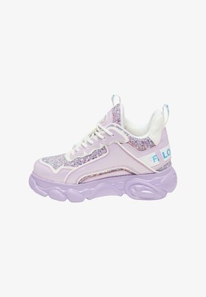 Klüngelige lila Sneakers mit Glitzerelementen, strukturierten lavendelfarbenen Einsätzen, weißen Details und einer gebogenen Sohle. Mit einer Zuglasche hinten.