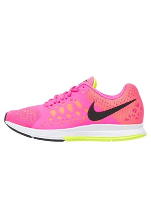 Felroze Nike hardloopschoen met zwarte swoosh, witte zool en neongele accenten, zijaanzicht op een witte achtergrond.
