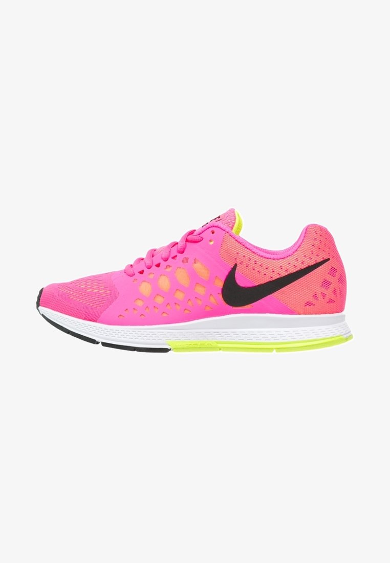 Chaussure de course Nike rose vif avec un swoosh noir, semelle blanche et accents jaune néon, montrée de profil sur fond blanc.