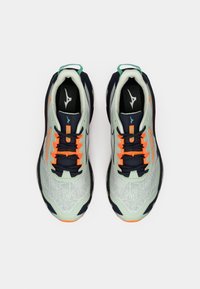 Lette løpesko med en teksturert sølv mesh-overdel, marineblå detaljer, neongrønne lisser og en polstret svart såle.