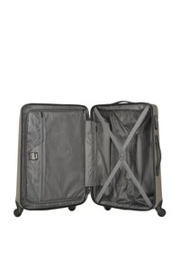 Maleta rígida de nylon gris, con un compartimento con cremallera, correas cruzadas para asegurar los objetos y ruedas giratorias de 360 grados.