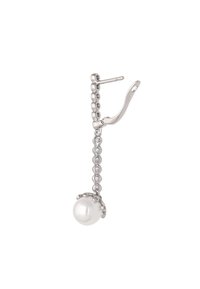 Orecchino in argento con una perla pendente. Presenta una delicata catena con perline circolari che conduce a un accento di perla bianca liscia e rotonda.