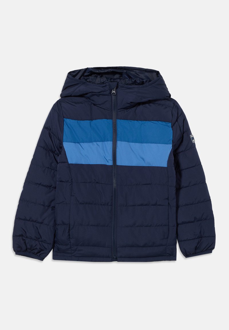 Veste matelassée bleu marine avec capuche et fermeture éclair intégrale devant, dotée de deux bandes bleues horizontales sur la poitrine et de poignets élastiques.