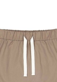 Pantaloni corti con vita elastica marroni e cordoncino bianco. Il materiale appare liscio con una leggera lucentezza, e la texture è leggera e traspirante.