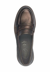 Zapato de cuero marrón oscuro con un acabado texturizado, punta redondeada y costuras destacadas. Incluye un diseño sin cordones con una banda elevada en la parte superior.