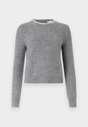 Szürke kötött pulóver bordás mintával, kerek nyakkal és díszes láncszerű részletettel a galléron. Hosszú ujjú, rövidített fazon.