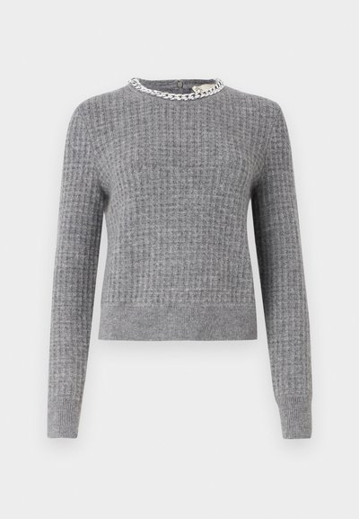 Pelēks adīts džemperis ar ribotu tekstūru, apaļu kakla izgriezumu un dekoratīvu ķēdes līdzīgu detaļu pie apkakles. Garas piedurknes, īsāks piegriezums.