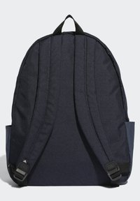 Zaino in tessuto navy con spallacci imbottiti, maniglia superiore e tasca laterale. Presenta cuciture tonali e un design minimalista.