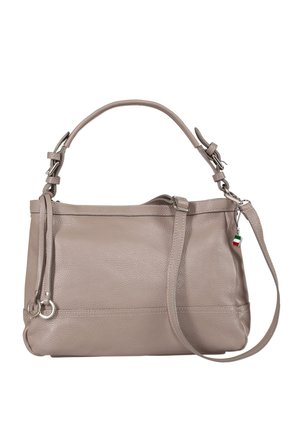 Sac à main en cuir taupe de taille moyenne avec poignée supérieure, bandoulière ajustable et petit charm drapeau Italie sur le côté, sur fond blanc.
