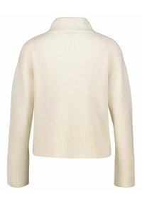 Cremefarbener Pullover mit hohem Kragen, gerippten Manschetten und einem strukturierten Rücken mit Zopfmuster-Details, gefertigt aus weichem Strickmaterial.