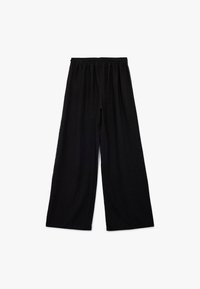 Wijduitlopende zwarte broek met een elastische tailleband, gemaakt van zachte stof, met een gladde textuur en een eenvoudig, onbewerkt ontwerp.