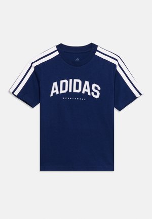 Camiseta Adidas azul marino con letras blancas y dos franjas blancas en cada hombro y mangas cortas.