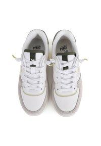 Baskets blanches avec des accents gris et des détails verts. Présentent une surface texturée, un système de laçage et un col rembourré pour plus de confort.