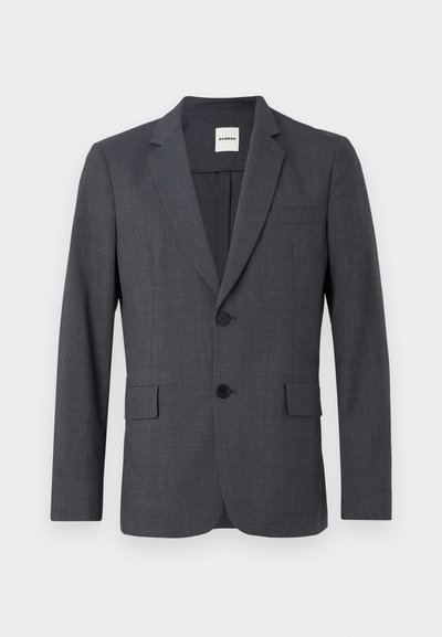 Grauer Blazer mit Reverskragen, einem Ein-Knopf-Verschluss und zwei vorderen Taschen. Hergestellt aus strukturiertem Stoff; verfügt über eine einzelne Brusttasche.