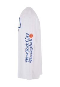 Weißes Langarm-T-Shirt mit blauer Schrift, die "New York City Basketball" auf dem Ärmel zeigt. Weicher Baumwollstoff, lockere Passform.
