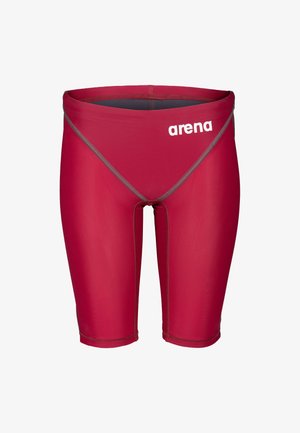Jammers de bain pour hommes rouge longueur genou avec surpiqûres grises et logo "arena" blanc sur la hanche droite.