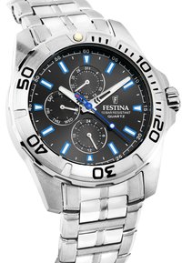 Reloj de acero inoxidable plateado con esfera negra, acentos en azul y características de cronógrafo. Resistente al agua hasta 10 bares, movimiento de cuarzo.