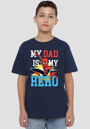 Himmelblaues Baumwoll-T-Shirt mit einem Grafikmotiv von Spider-Man und dem Text "MEIN VATER IST MEIN HELD" in kräftigen roten und blauen Buchstaben.