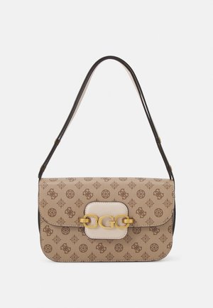 Beige Schultertasche mit Monogramm-Muster, dunkelbraunem Lederriemen und goldenem dekorativem Verschluss an der vorderen Klappe.