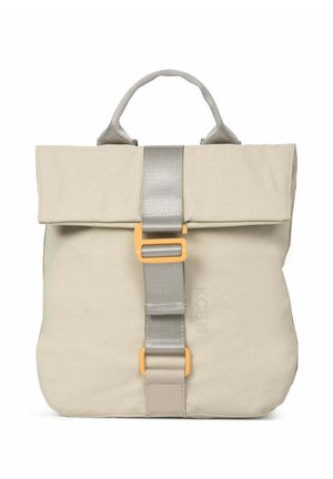 Mochila de tela beige con solapa enrollable en la parte superior, una correa gris con cierres de hebilla naranja y una asa en la parte superior.